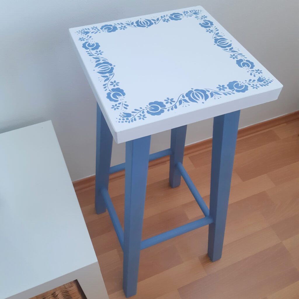!!8_maľovaný_stolík_stojan_nábytok_modrobiely