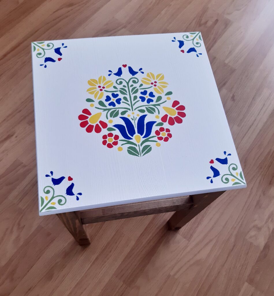 stokrlik_hokrlik_rucne_malovany_nabytok_stolik_stojan_na_kvet_folklorny_motiv_2